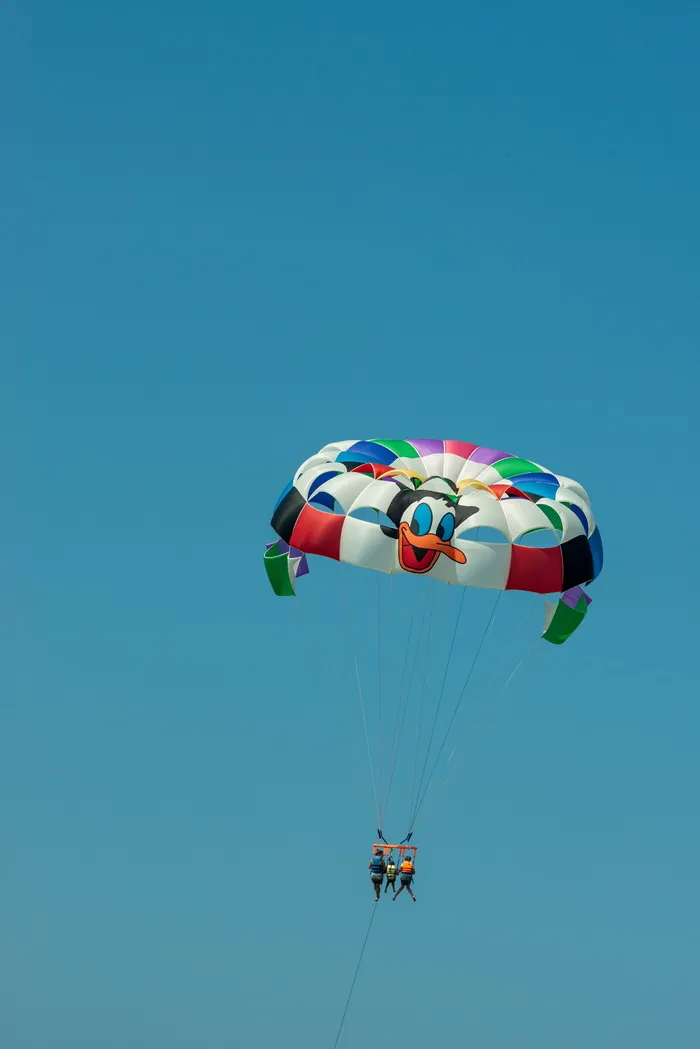 伞伞，降落伞，天空，蓝色，在空中飞行，屏幕，晴空，复制空间
