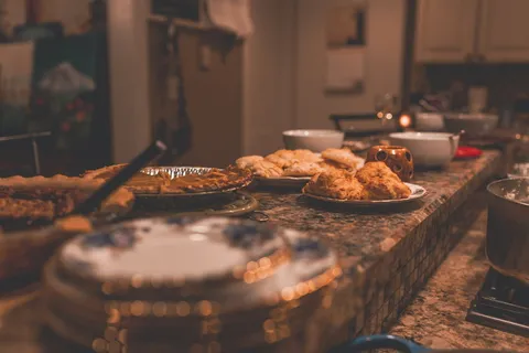 纸盘子上的熟食 纸盘子上的熟食
