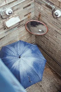 浴室里的蓝色雨伞