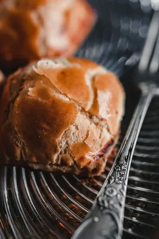 里面有奶油奶酪的甜面包