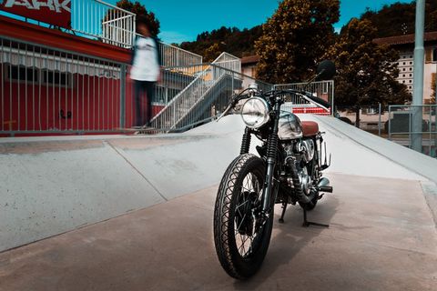 停放的银色标准摩托车