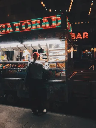 站在食品摊旁边的女人