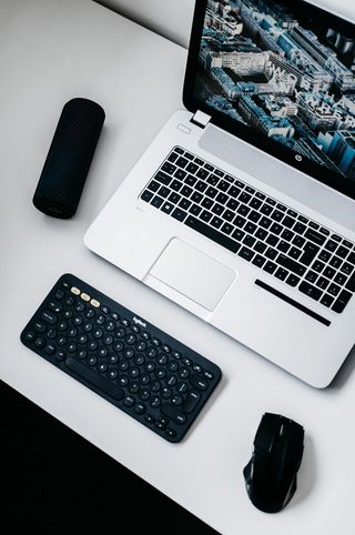 桌子、安装、办公室、键盘、扬声器、白色、干净、笔记本电脑