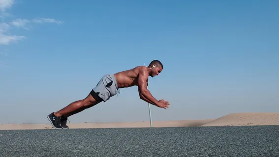 男子在户外做俯卧撑运动