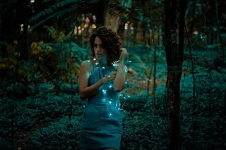 女人，站着，森林，抱着，弦灯，人，女孩，女士