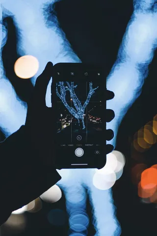 人说话照片，人，人，电子，手机，手机，手