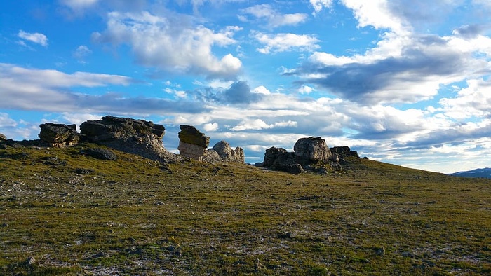 陆地上的草，国家公园，山峰，天空，岩石，彩色岩石，风景，令人振奋