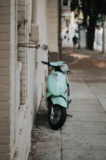 停在墙边的浅蓝色摩托车 停在墙边的浅蓝色摩托车