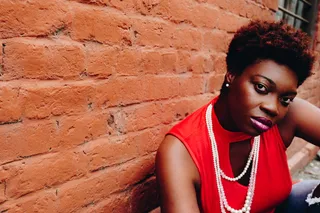 坐在红砖墙附近的女人