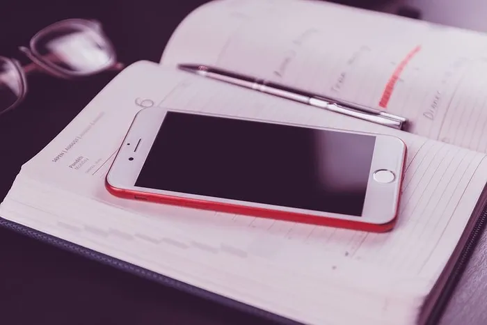 白色书页上的红色Iphone 7