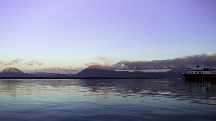 白色，船，身体，水，红色，货物，平静，大海