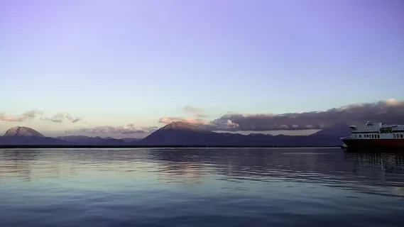 白色，船，身体，水，红色，货物，平静，大海