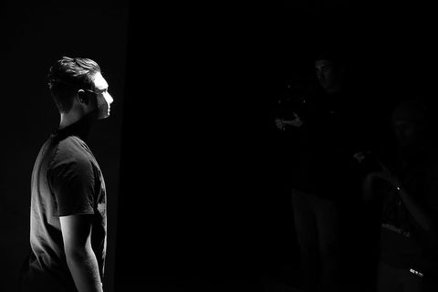 一个男人的灰度照片