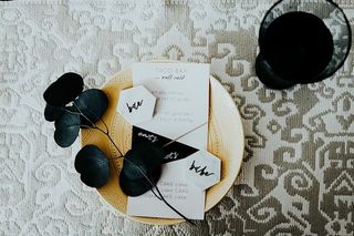 棕色碗上的白色收据纸