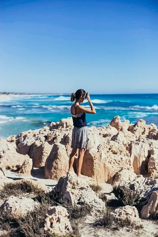 海滩，海岸，女孩，海洋，岩石，海洋，海岸，阳光明媚