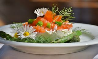 特写，照片，沙拉菜，芦笋绿，开胃菜，芦笋沙拉，三文鱼，奶油奶酪