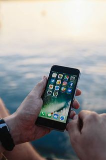 在海边，人们手里拿着手机