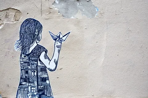 拿着纸船的女孩插画艺术 拿着纸船的女孩插画艺术