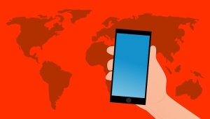手持移动设备在世界地图上