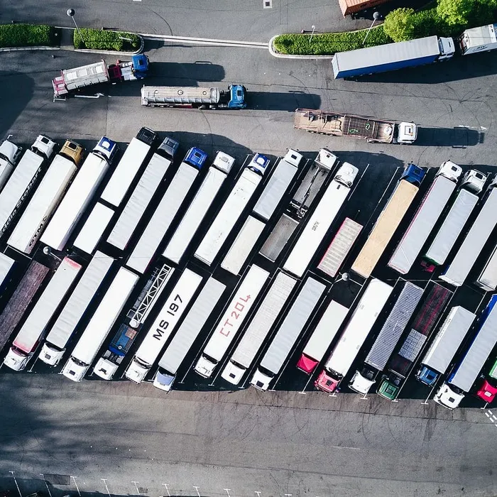 鸟瞰、全景摄影、停车、货运卡车、集装箱、面包车、卡车、车辆