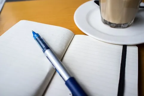 写作，钢笔，钢笔，日记，空白页，头脑风暴，桌子，杯子