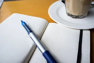 写作，钢笔，钢笔，日记，空白页，头脑风暴，桌子，杯子