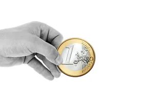 圆形，银色和金色，1，欧元，硬币，手，保持，手指