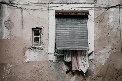 棕色混凝土建筑，带封闭式窗户