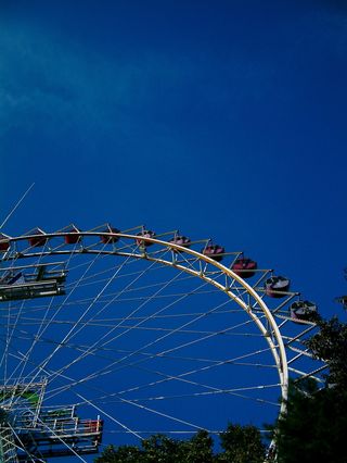 摩天轮，大轮，摩天轮、游乐园、游乐园游乐设施、天空、艺术文化娱乐、蓝色