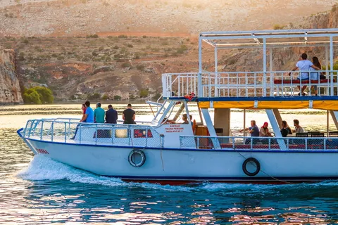 人们在船上骑行的照片