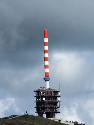 发射机、底盘、山、塔、天空、建筑结构、建筑、云天