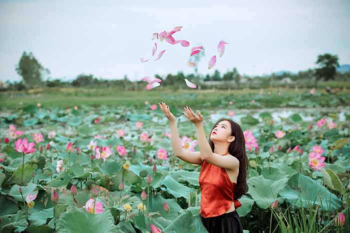 扔粉红色花瓣的女人