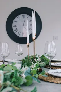 不锈钢蜡烛棒中的三支白色蜡烛