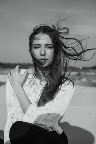 穿白色针织毛衣的女人