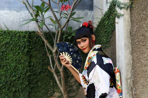 拿着黑扇子的女人