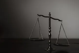 天平向右倾斜照片