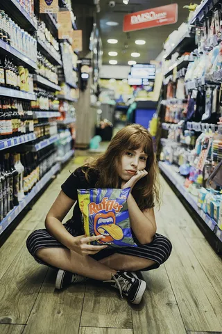 一位女士拿着芯片组的照片