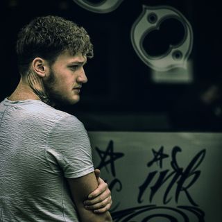 人，男人，孤独，悲伤，纹身，艺术，衬衫，卷发