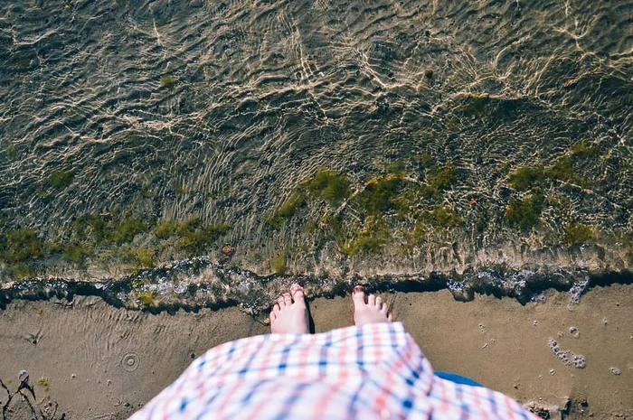 海滩、脚、水、波浪、pov、低处、一人、人体部位