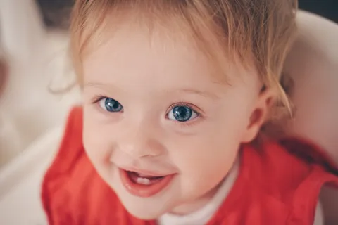 幼儿抬头微笑 幼儿抬头微笑