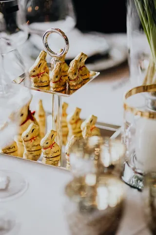 托盘上的金色兔子