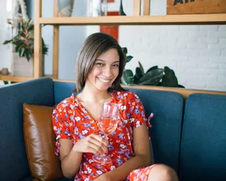 坐在沙发上拿着酒杯的女人