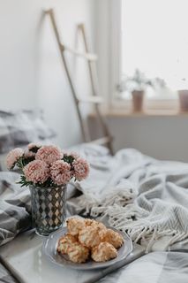 地毯上的蓝色枕头