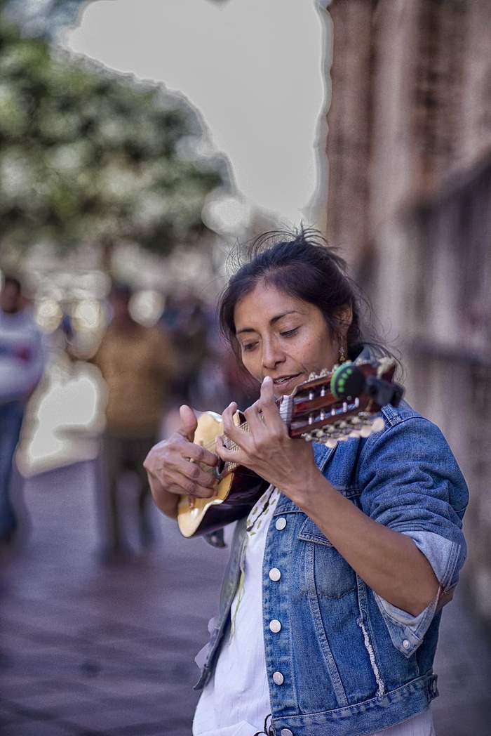 街头、女性、艺术家、charangista、肖像、城市、成人、休闲