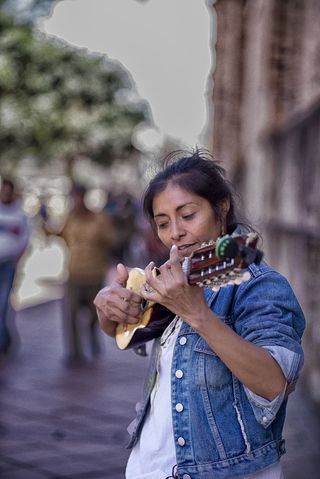 街头、女性、艺术家、charangista、肖像、城市、成人、休闲