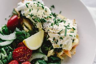 年轻女子在餐厅吃经典早餐的特写镜头