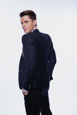 穿西装的男人，服装，男人，男人，深色，工作室拍摄，四分之三长，一个人