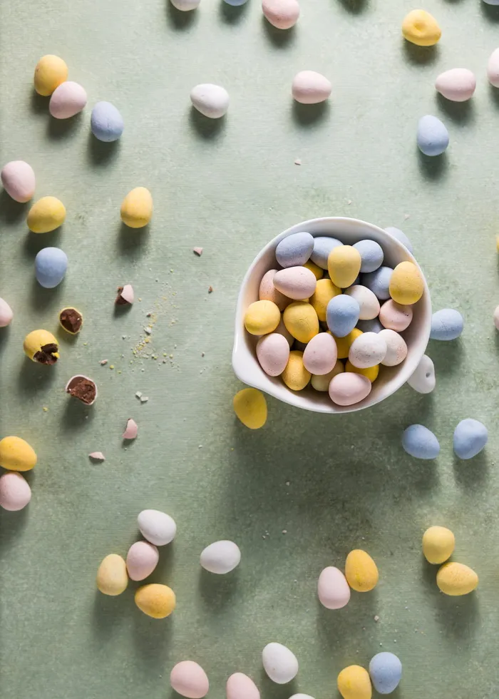 黄色、蓝色和粉红色的鸡蛋