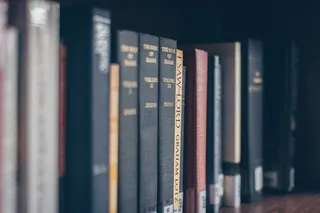 书架上的各种书籍