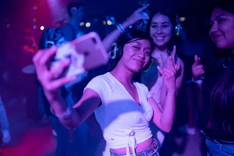 拍照的女性 拍照的女性